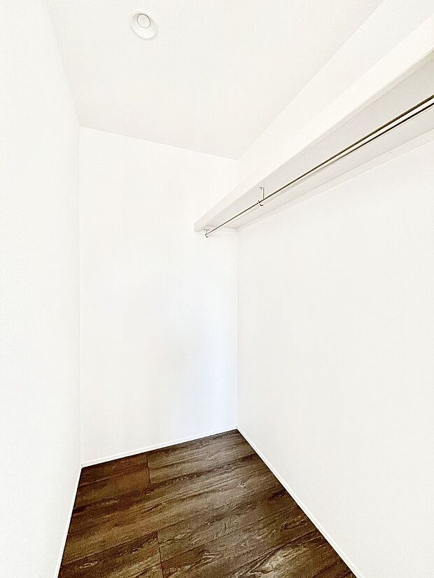 衣類をハンガーに掛けたまま収納できるWIC。衣類の整理整頓がしやすくて便利です!