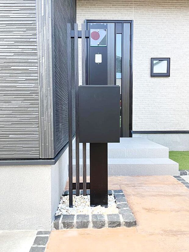 表札・インターホン・ポストをひとつに集約。エントランスになじむシンプルデザイン。