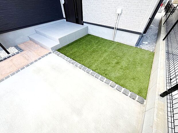 季節のお花を植えて彩りをプラス!ちょっとした庭スペース付きです。