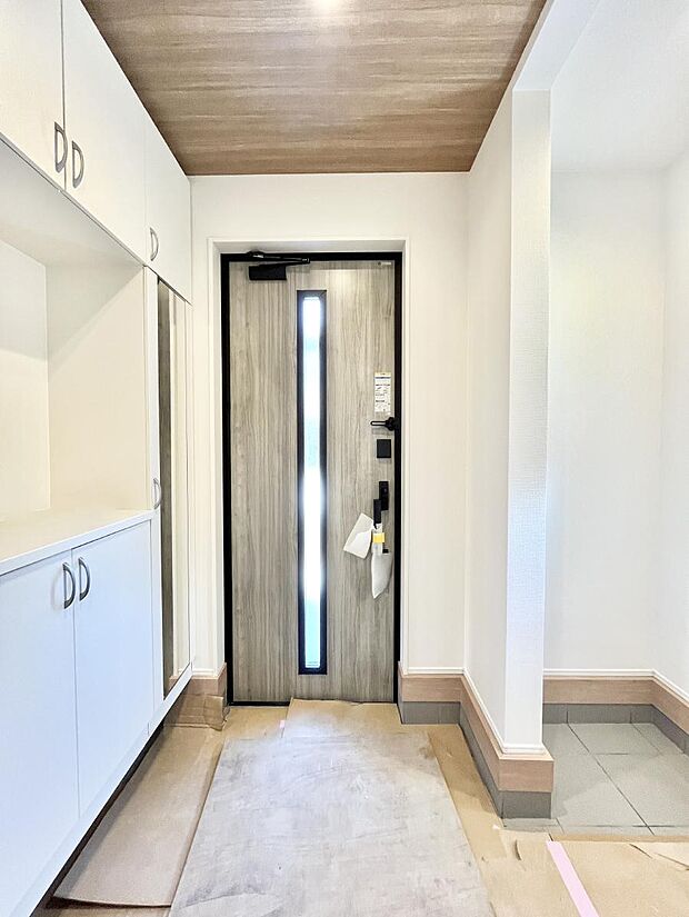 明るい玄関はお客様をお出迎えするのにぴったりです！ 