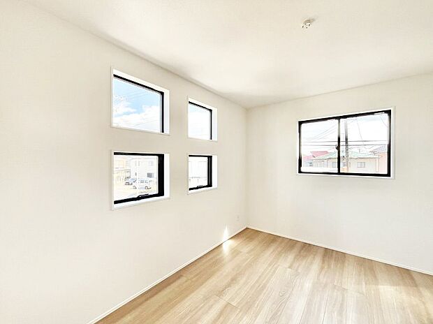 窓からのやさしい光が心地よいプライベートルーム