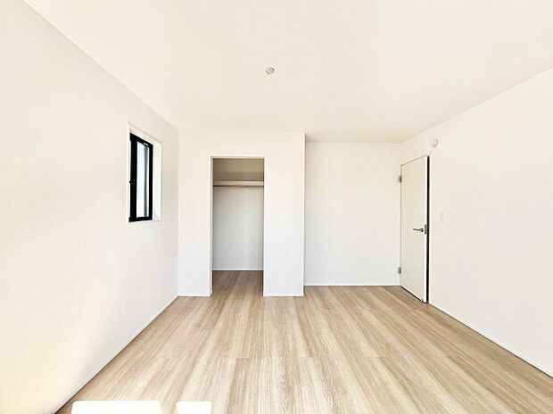 ウォークインクローゼットがあるお部屋!季節ごとの入れ替えも不要で便利です。