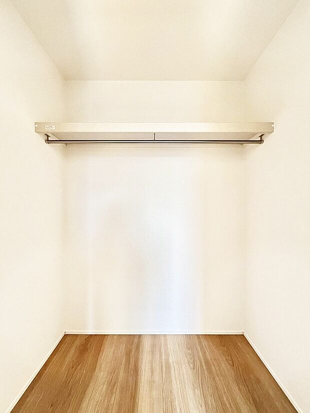 衣類をハンガーに掛けたまま収納できるWIC。衣類の整理整頓がしやすくて便利です!