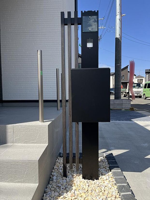 シンプルデザインのポスト。