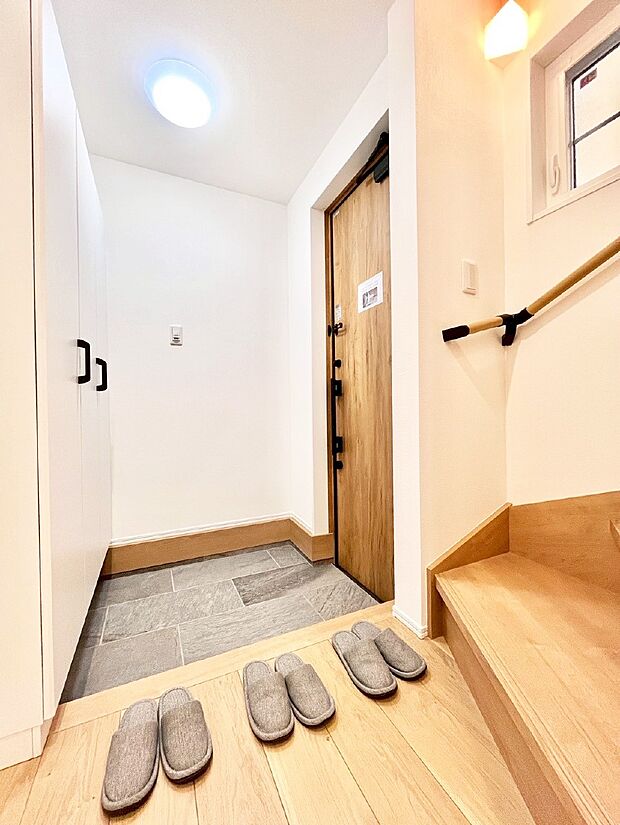 明るい玄関はお客様をお出迎えするのにぴったりです!