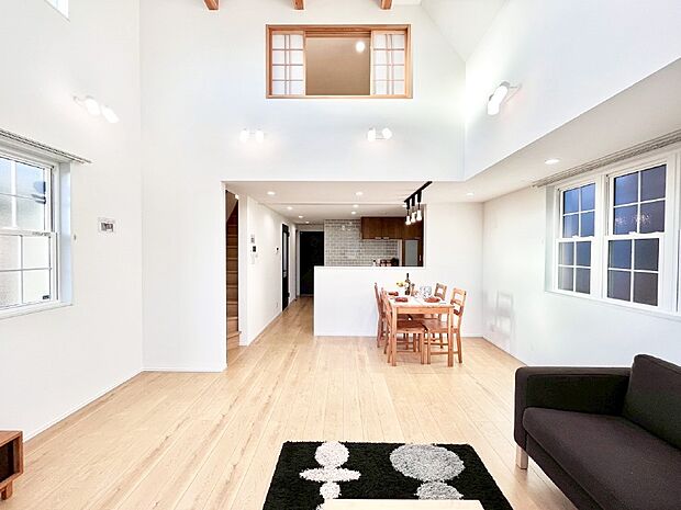 明るい陽光が注ぎ、寛ぎの雰囲気に満たされるリビング・ダイニング。