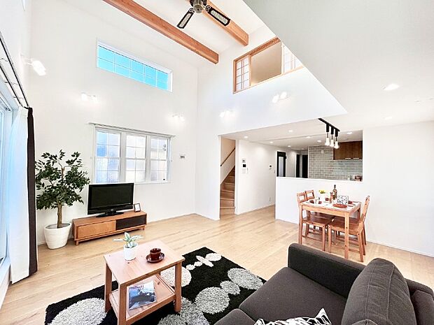 空間を演出する上部吹き抜けを採用し、居心地の良さにこだわったリビング  