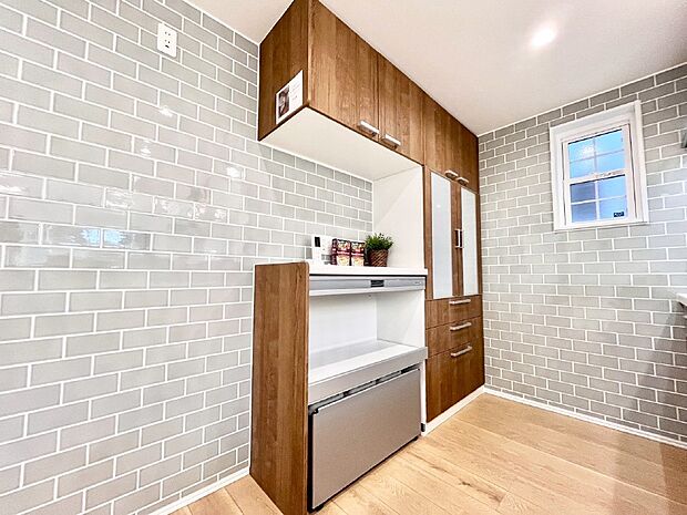 カップボードも標準装備 広々スペースでお料理しやすいキッチンです