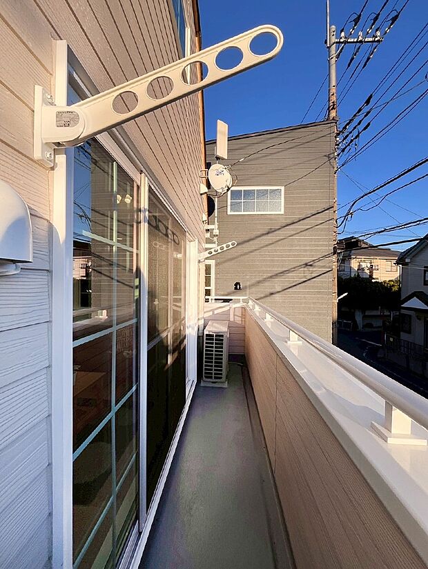 暖かな陽光が降り注ぐバルコニーはお洗濯におすすめ。爽やかな風も心地よいです。 