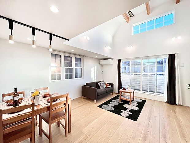 家族の笑顔が自然と生まれてくる、そんな雰囲気のダイニングに仕上がっています。