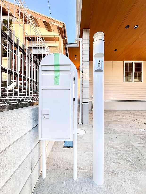 シンプルデザインのポスト。