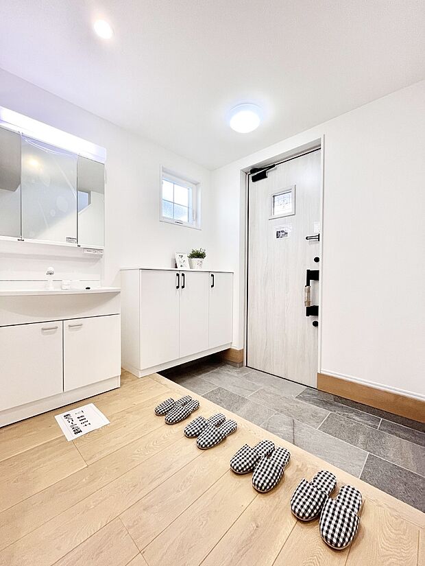 玄関にセカンド洗面台付き！帰宅して直ぐに手洗いが出来て衛生的ですね。