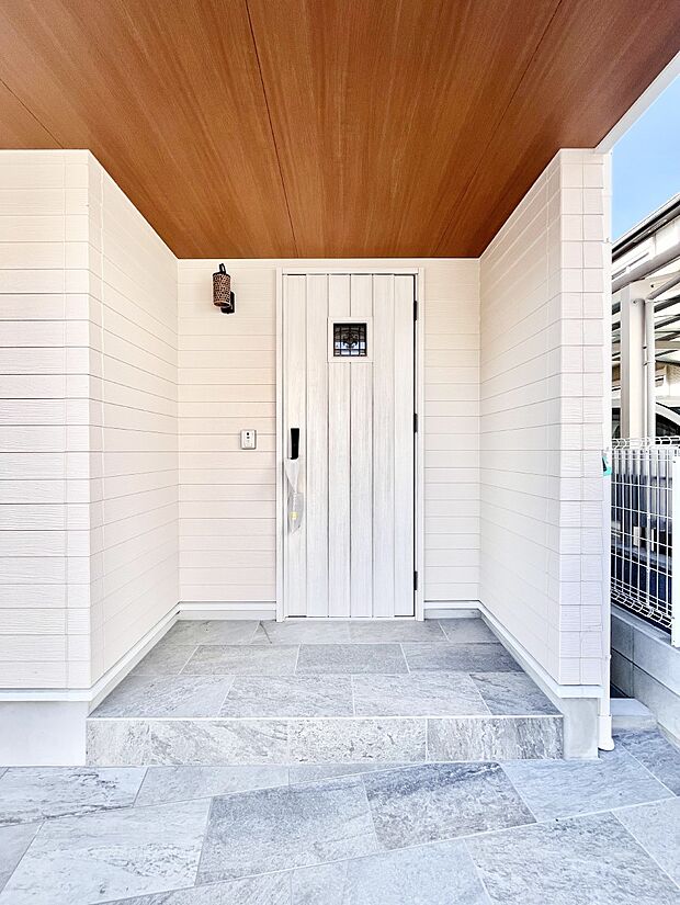 大切な家族、来客を出迎える玄関。　