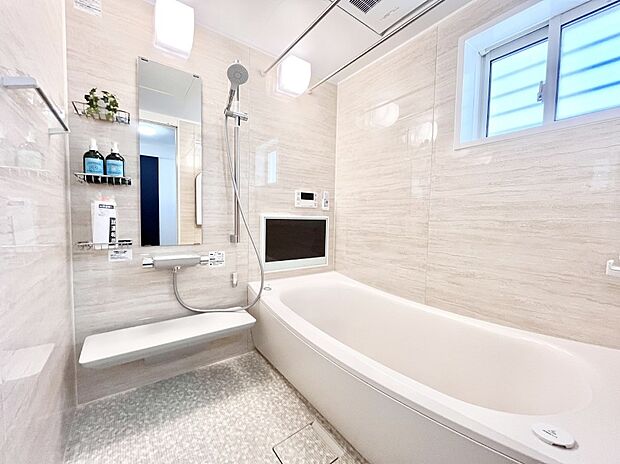 テレビ付きの浴室。ゆったりとリラックスできそうですね。 　