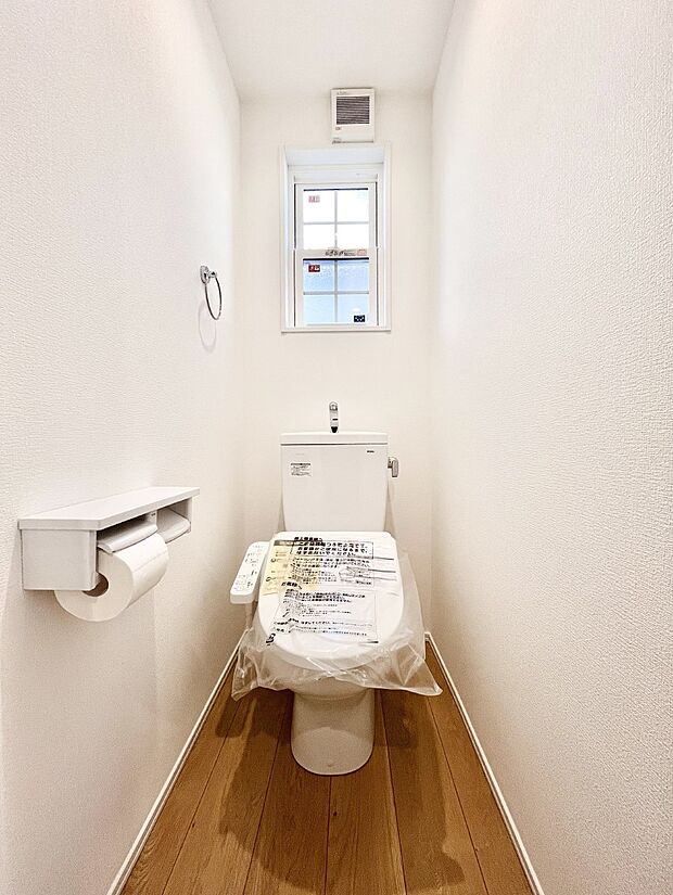 明るく清潔感のあるトイレです。