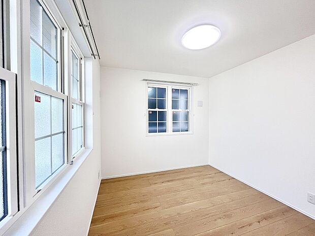 窓からのやさしい光が心地よいプライベートルーム  