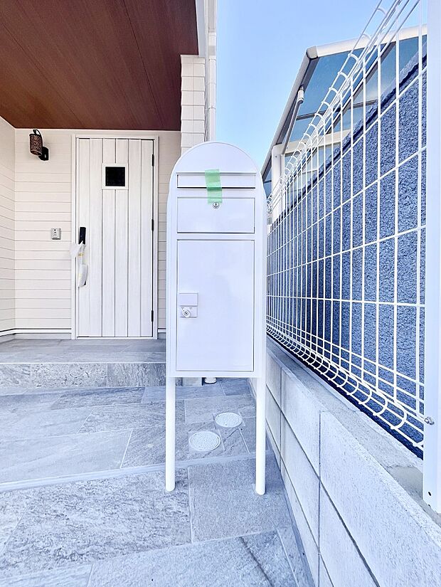 表札・インターホン・ポスト・宅配BOXをひとつに集約。エントランスになじむシンプルデザイン。