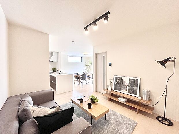 ご家族の賑やかな話し声で包まれる明るいリビング  ※家具はCGです