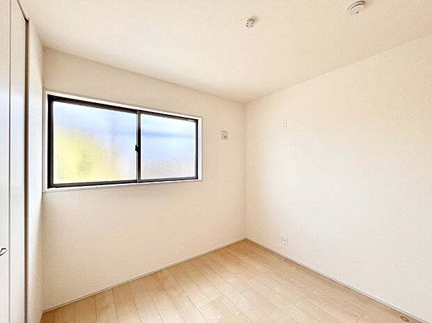 窓からのやさしい光が心地よいプライベートルーム