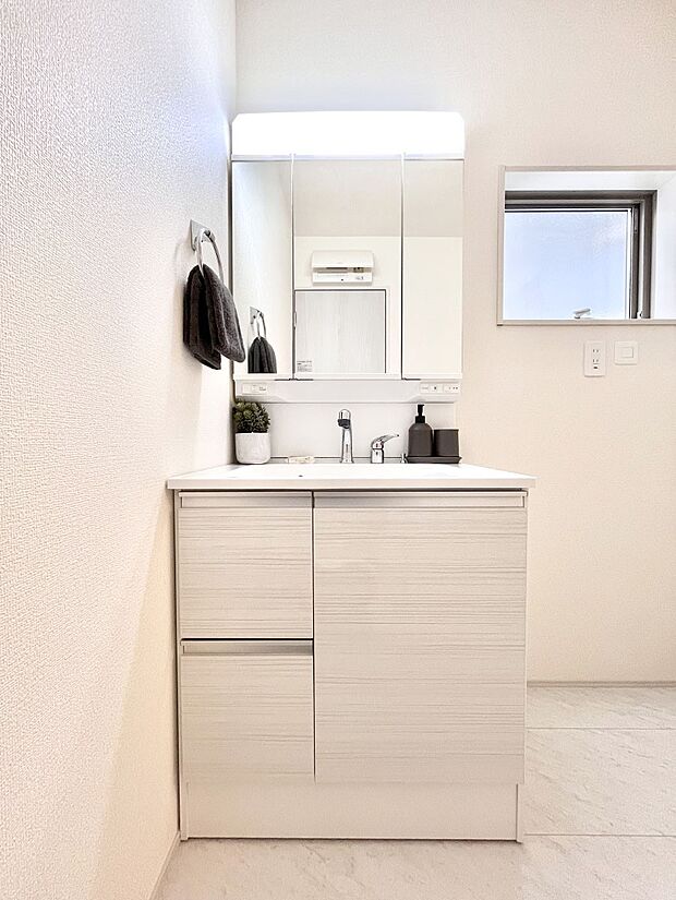 大きく見やすい三面鏡で清潔感ある洗面台は、身だしなみチェックや肌のお手入れにおすすめです。 