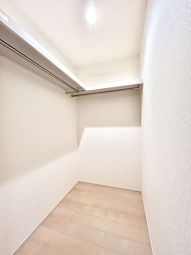 家族みんなの共有物を収納するのに便利なファミリークローゼット  