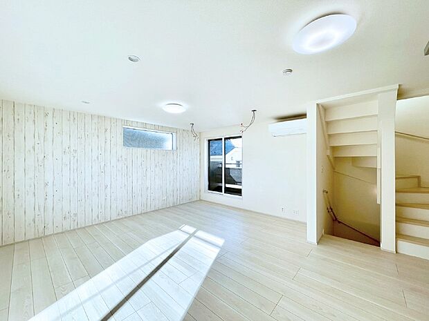 内装「ただいま」「おかえり」家族とのコミュニケーションが深まるリビングイン階段。