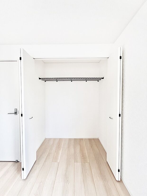 洋室のクローゼット。奥行きがあるので厚手の衣類もすっきり収まります。