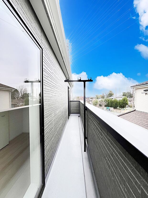 ゆったりバルコニーだから沢山お洗濯ものを干せます。