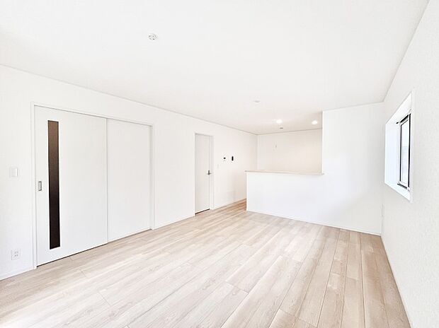 明るい陽光が注ぎ、寛ぎの雰囲気に満たされるダイニング。