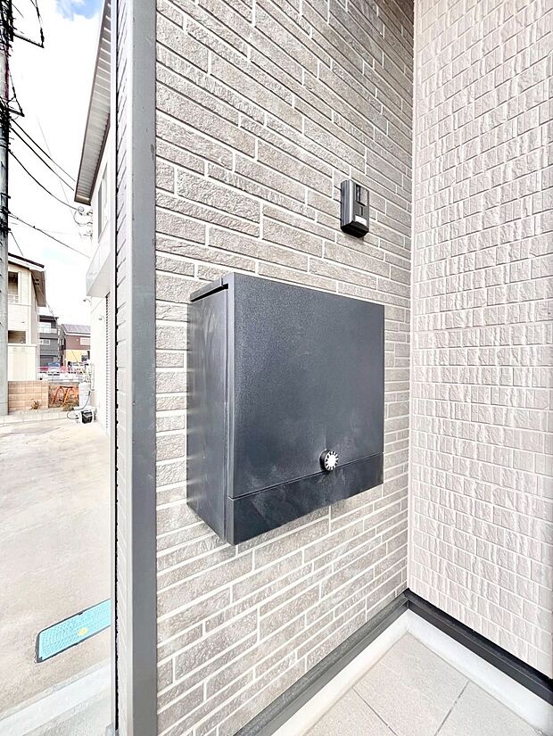 シンプルデザインのポスト。