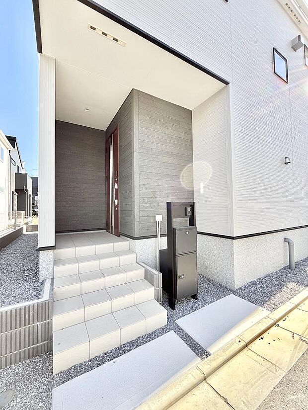 玄関アプローチにはプランターを並べて季節の花でお客様をおもてなしできます。