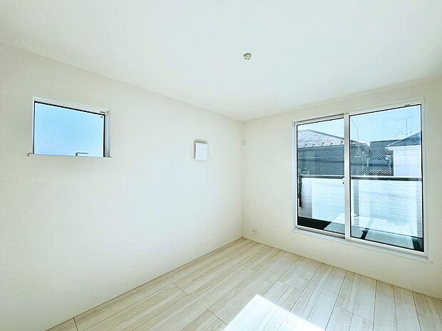 明るいバルコニーサイドに洋室を設置。目覚めの良い寝室に。 