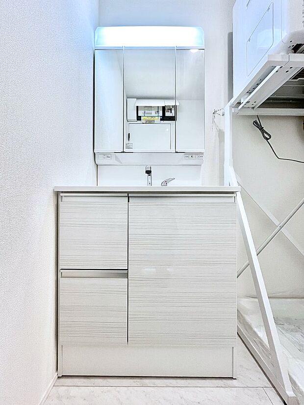 大きく見やすい三面鏡で清潔感ある洗面台は、身だしなみチェックや肌のお手入れにおすすめです。 