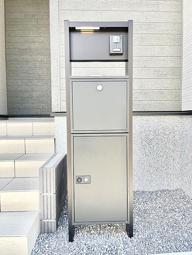 表札・インターホン・ポスト・宅配ＢＯＸをひとつに集約。エントランスになじむシンプルデザイン。