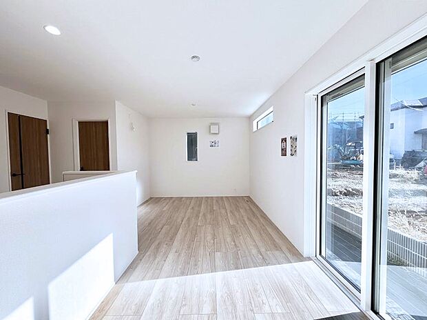 明るい陽光が注ぎ、寛ぎの雰囲気に満たされるリビング・ダイニング。