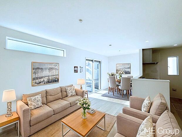 ご家族の賑やかな話し声で包まれる明るいリビング ※家具はCGです