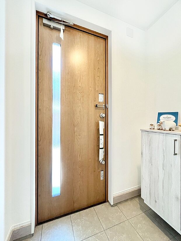 明るい玄関はお客様をお出迎えするのにぴったりです！ 