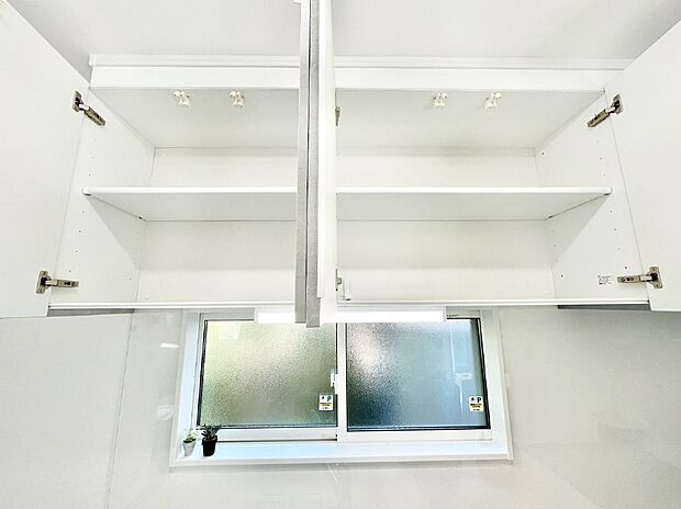 キッチン上部の吊戸棚を設置しました。