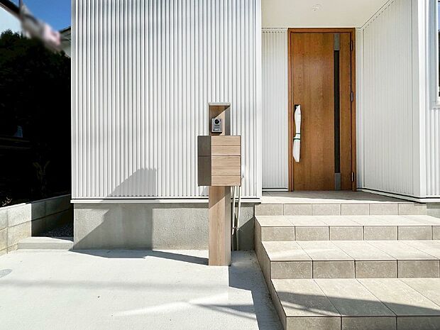 シンプルデザインのポスト。