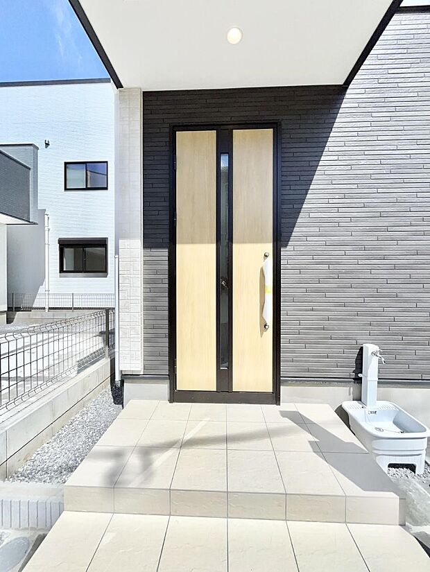 シンプルで落ち着いた雰囲気の玄関でご家族やお客様をお出迎え！