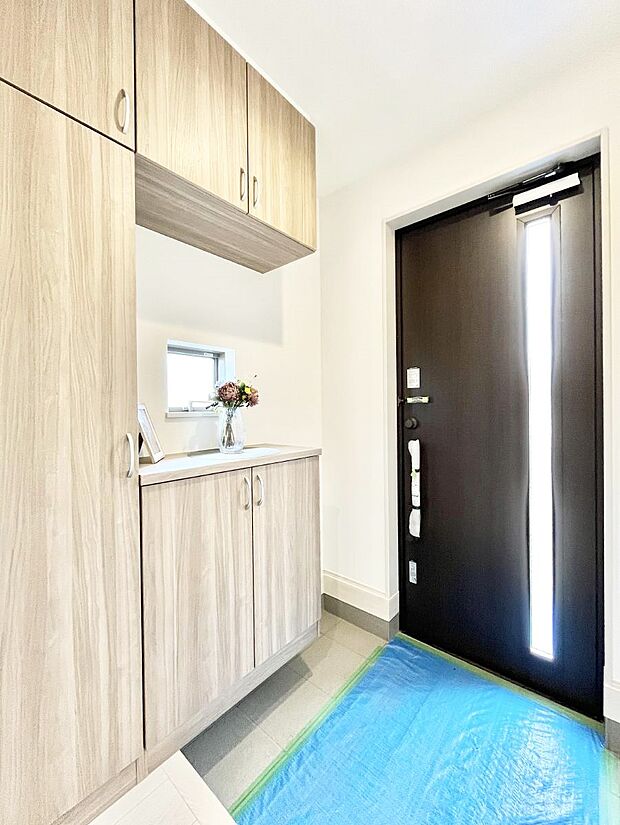 明るい玄関はお客様をお出迎えするのにぴったりです！ 