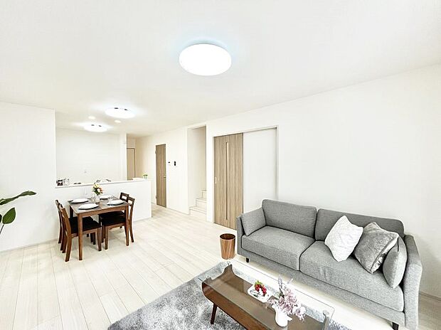 家族団らんの時間も増えそうなくつろぎのリビングダイニング。