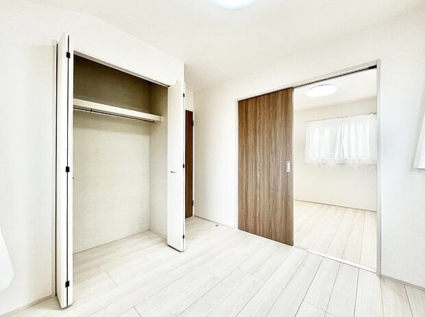 引き戸を開ければ広々とした9帖の洋室閉じれば独立した洋室に。