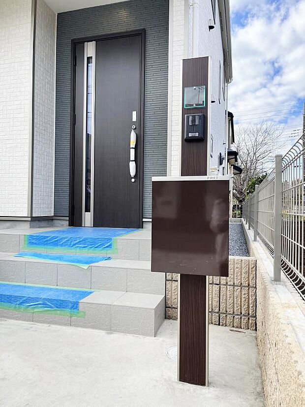 シンプルデザインのポスト。