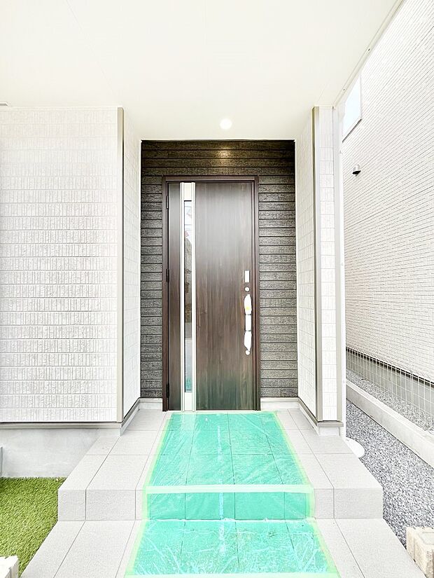 大切な家族、来客を出迎える玄関。