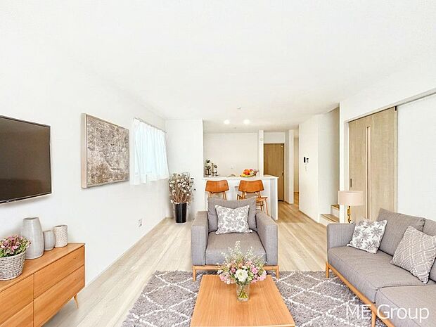 家族の和やかな会話が聞こえてきそう。開放感のあるリビングです。※家具はCGです  