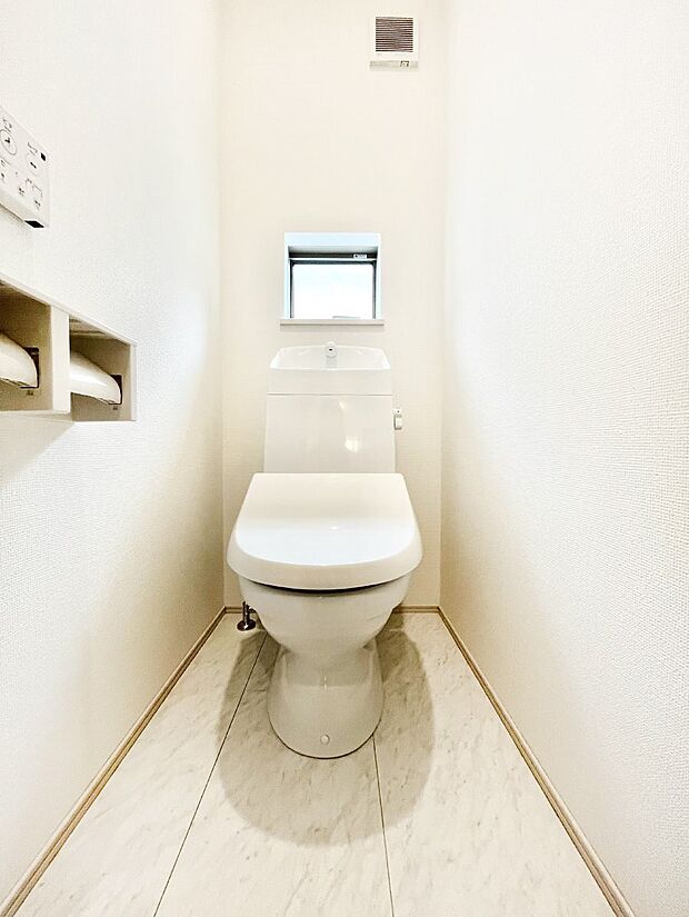 明るく清潔感のあるトイレです。   