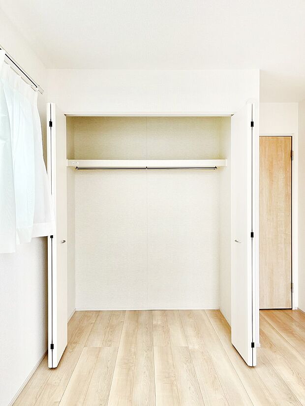 洋室のクローゼット。奥行きがあるので厚手の衣類もすっきり収まります。