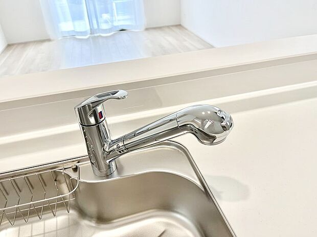 いつでも清潔なおいしいお水を。一つの水栓で水道水と浄水を使い分け。