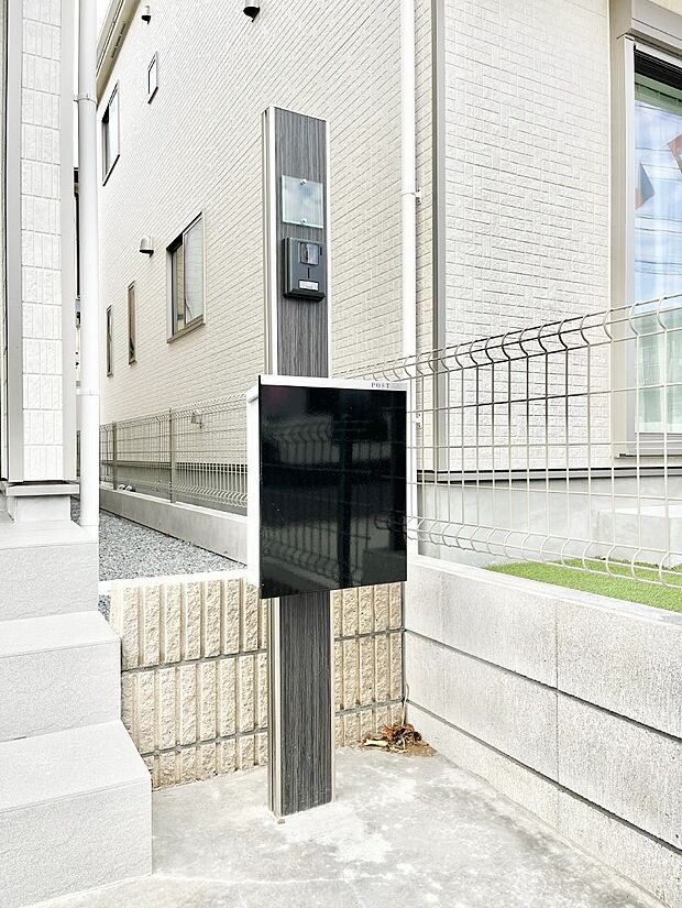 シンプルデザインのポスト。